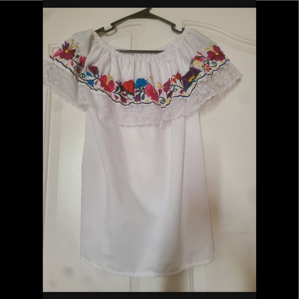 Off the shoulder CUTE Mexican blouse.
